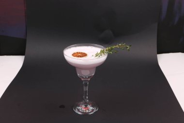 Lokantadaki masada alkol kokteyli.