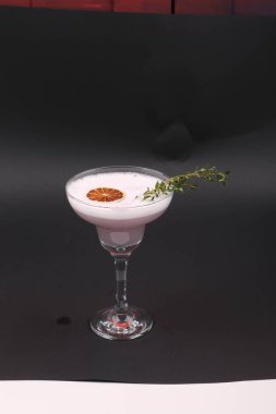 Lokantadaki masada alkol kokteyli.