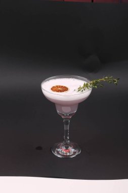 Lokantadaki masada alkol kokteyli.