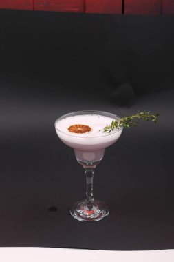 Lokantadaki masada alkol kokteyli.