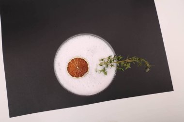 Lokantadaki masada alkol kokteyli.