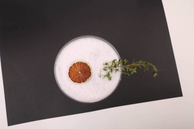 Lokantadaki masada alkol kokteyli.