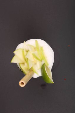 Lokantadaki masada alkol kokteyli.