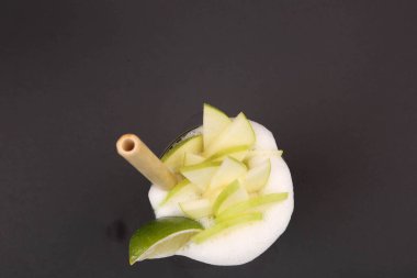 Lokantadaki masada alkol kokteyli.