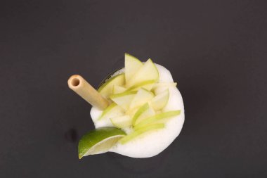 Lokantadaki masada alkol kokteyli.