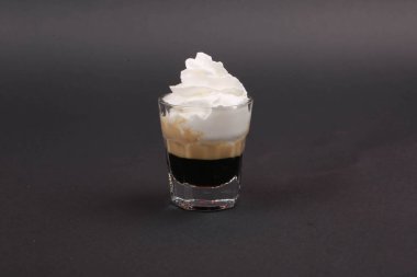 Lokantadaki masada alkol kokteyli.