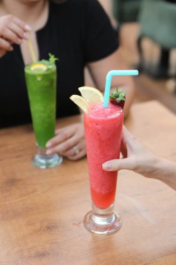 Lokantadaki masada alkol kokteyli.