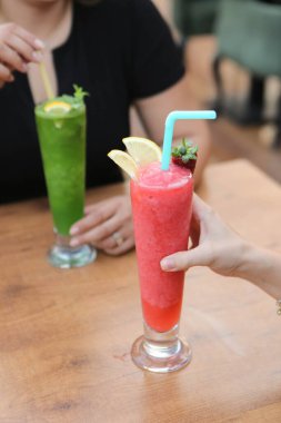 Lokantadaki masada alkol kokteyli.