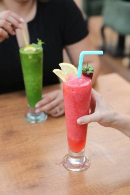 Lokantadaki masada alkol kokteyli.