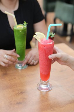 Lokantadaki masada alkol kokteyli.