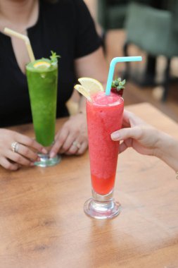 Lokantadaki masada alkol kokteyli.