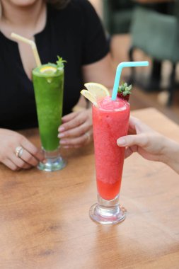 Lokantadaki masada alkol kokteyli.