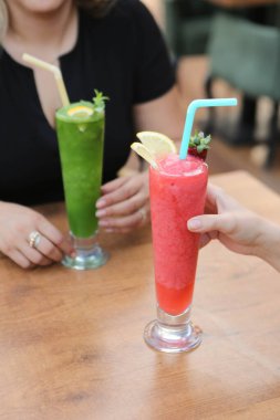 Lokantadaki masada alkol kokteyli.