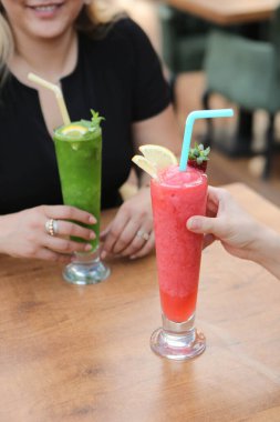 Lokantadaki masada alkol kokteyli.