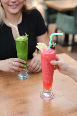 Lokantadaki masada alkol kokteyli.