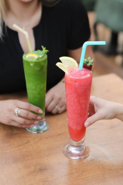 Lokantadaki masada alkol kokteyli.