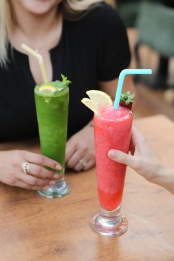 Lokantadaki masada alkol kokteyli.