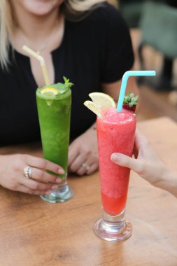 Lokantadaki masada alkol kokteyli.