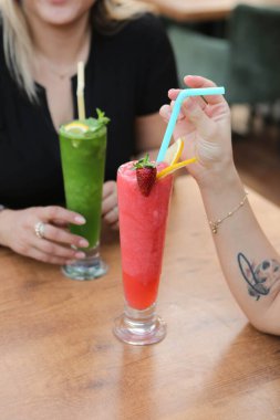 Lokantadaki masada alkol kokteyli.