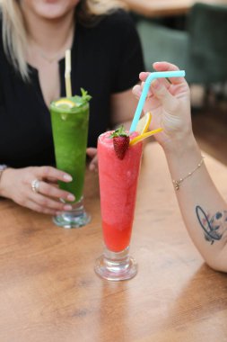 Lokantadaki masada alkol kokteyli.