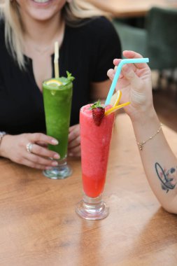 Lokantadaki masada alkol kokteyli.