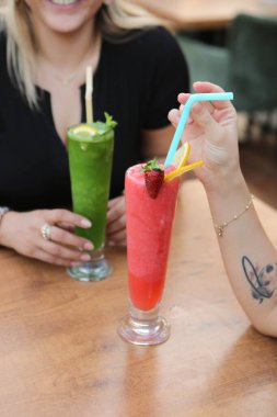 Lokantadaki masada alkol kokteyli.