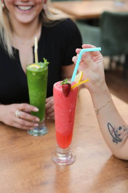 Lokantadaki masada alkol kokteyli.