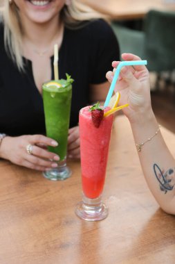 Lokantadaki masada alkol kokteyli.