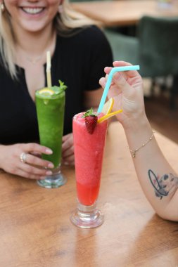 Lokantadaki masada alkol kokteyli.