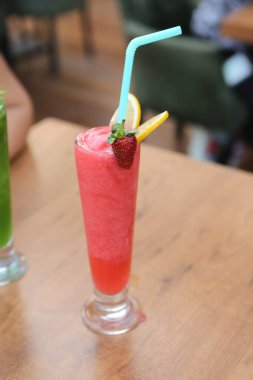 Lokantadaki masada alkol kokteyli.