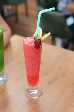 Lokantadaki masada alkol kokteyli.