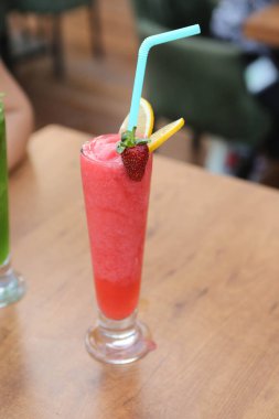 Lokantadaki masada alkol kokteyli.