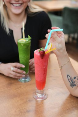 Lokantadaki masada alkol kokteyli.