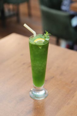 Lokantadaki masada alkol kokteyli.