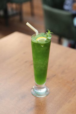 Lokantadaki masada alkol kokteyli.