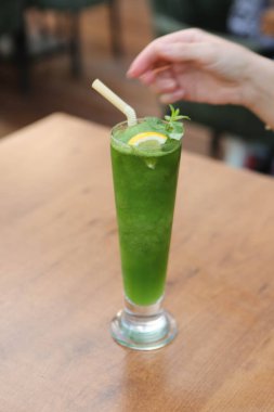 Lokantadaki masada alkol kokteyli.