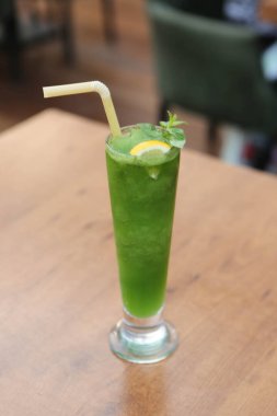 Lokantadaki masada alkol kokteyli.