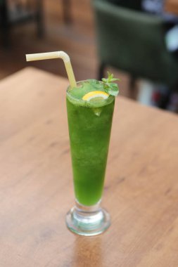 Lokantadaki masada alkol kokteyli.