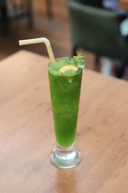 Lokantadaki masada alkol kokteyli.