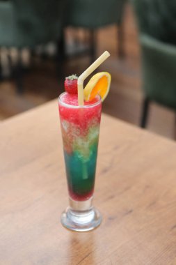 Lokantadaki masada alkol kokteyli.