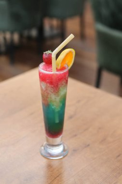 Lokantadaki masada alkol kokteyli.