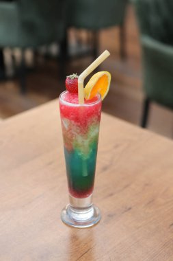 Lokantadaki masada alkol kokteyli.