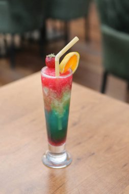 Lokantadaki masada alkol kokteyli.