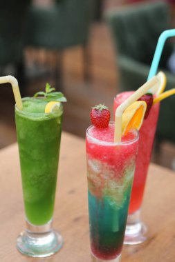 Lokantadaki masada alkol kokteyli.