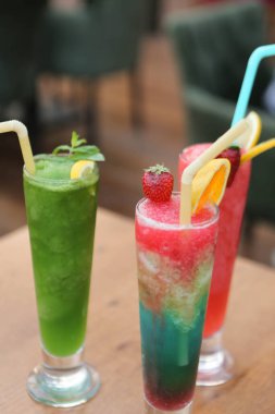 Lokantadaki masada alkol kokteyli.