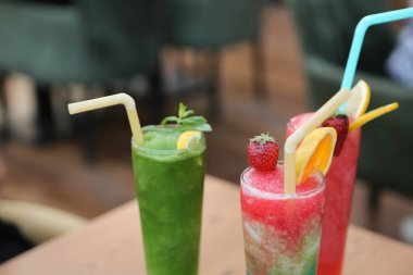 Lokantadaki masada alkol kokteyli.