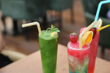 Lokantadaki masada alkol kokteyli.