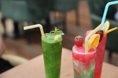 Lokantadaki masada alkol kokteyli.