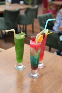 Lokantadaki masada alkol kokteyli.