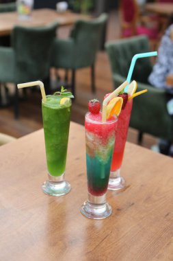 Lokantadaki masada alkol kokteyli.